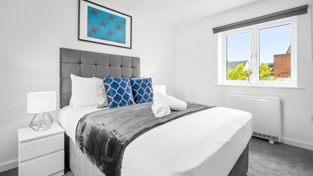 Cradley Heath Apartment | Luxury Two Bedroom Apartment - Parking - Smart TV