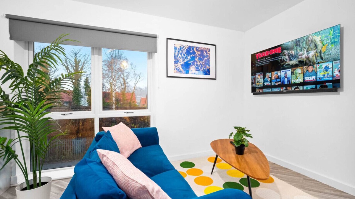 Cradley Heath Apartment | Luxury Two Bedroom Apartment - Parking - Smart TV