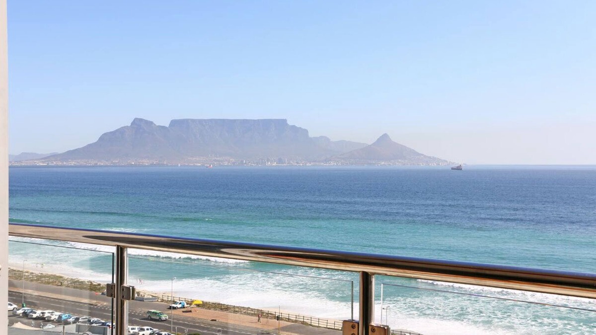 Bloubergstrand Apartment | Luxury Unit with iconic breathtaking views of Table Mountain & Robben island.