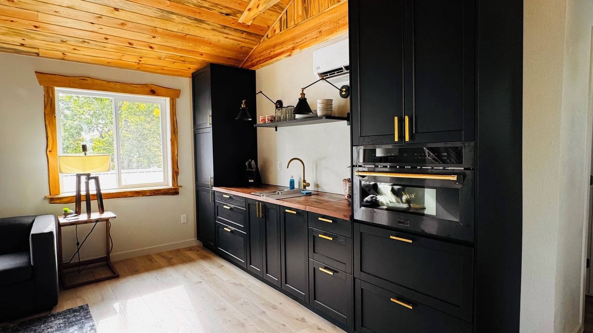 Moscow House | Luxury Upper Level property near UofI and Downtown