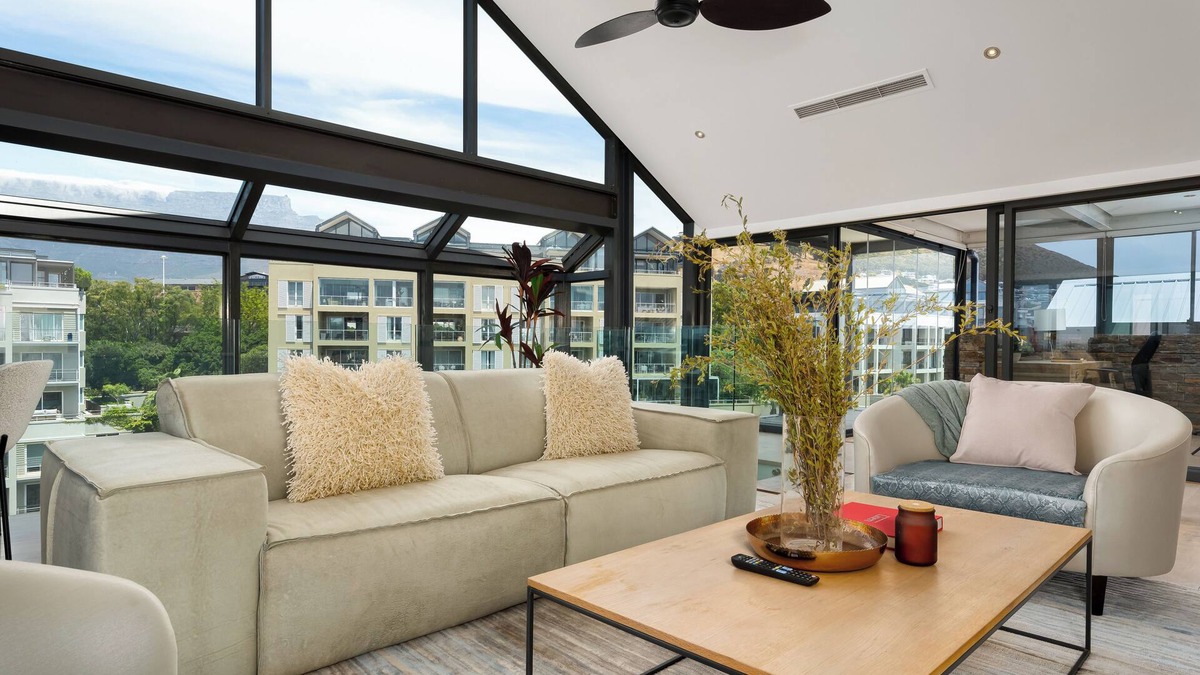 Victoria and Alfred Waterfront Apartment | Luxury V&A Penthouse | 360° Views | Pool & Gym