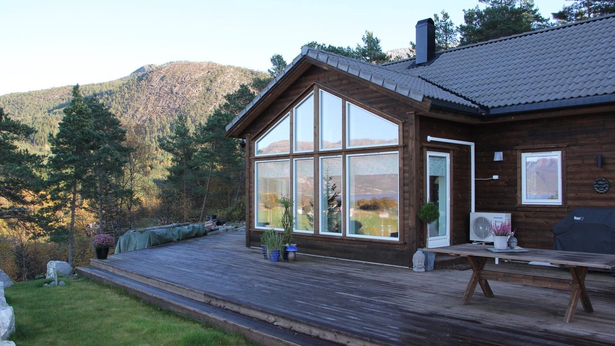 Kvinnherad House | Luxury vacation home in Norway on the fjord, incl. 9.9 hp motorboat, 4 bedrooms!