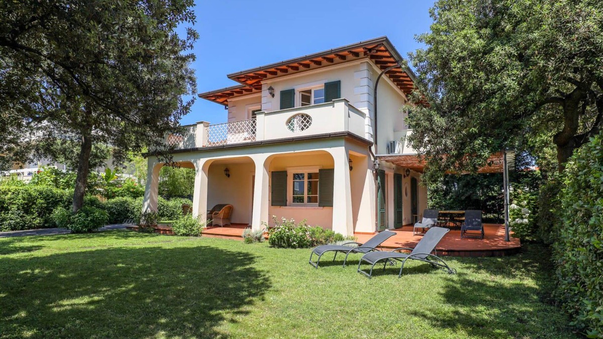 Marina di Pietrasanta Villa | LUXURY VERSILIA VILLA, 4 BEDROOMS AND 5 BATHROOMS, GARDEN, AIR CONDITIONING WIFI