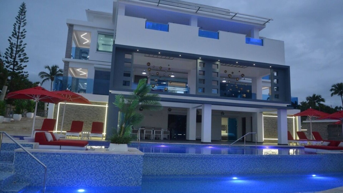 Los Maestros Villa | Luxury Villa*12rooms,comfort,pool & relax.10min from airport & beach.