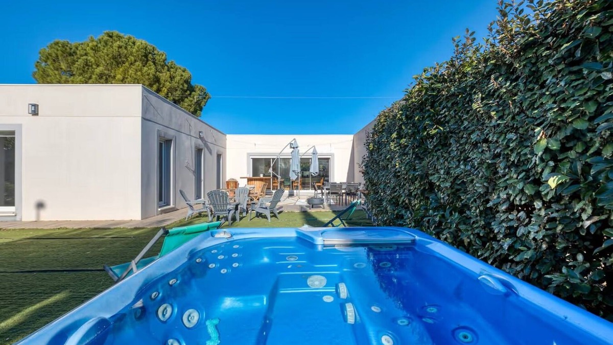 Alignan-du-Vent Villa | Luxury villa (210m2)-AC-Pool-Spa-Games room-Barbecue-Parking.