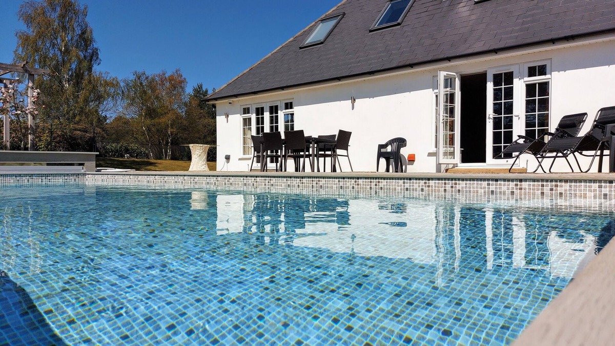 Matchams Villa | Luxury villa, amazing location, pool, jacuzzi, snooker, cinema & tennis court!
