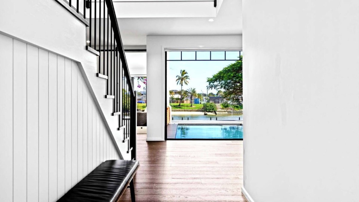 Broadbeach Waters House | Luxury Villas Allambi Broadbeach (With Car Parking)