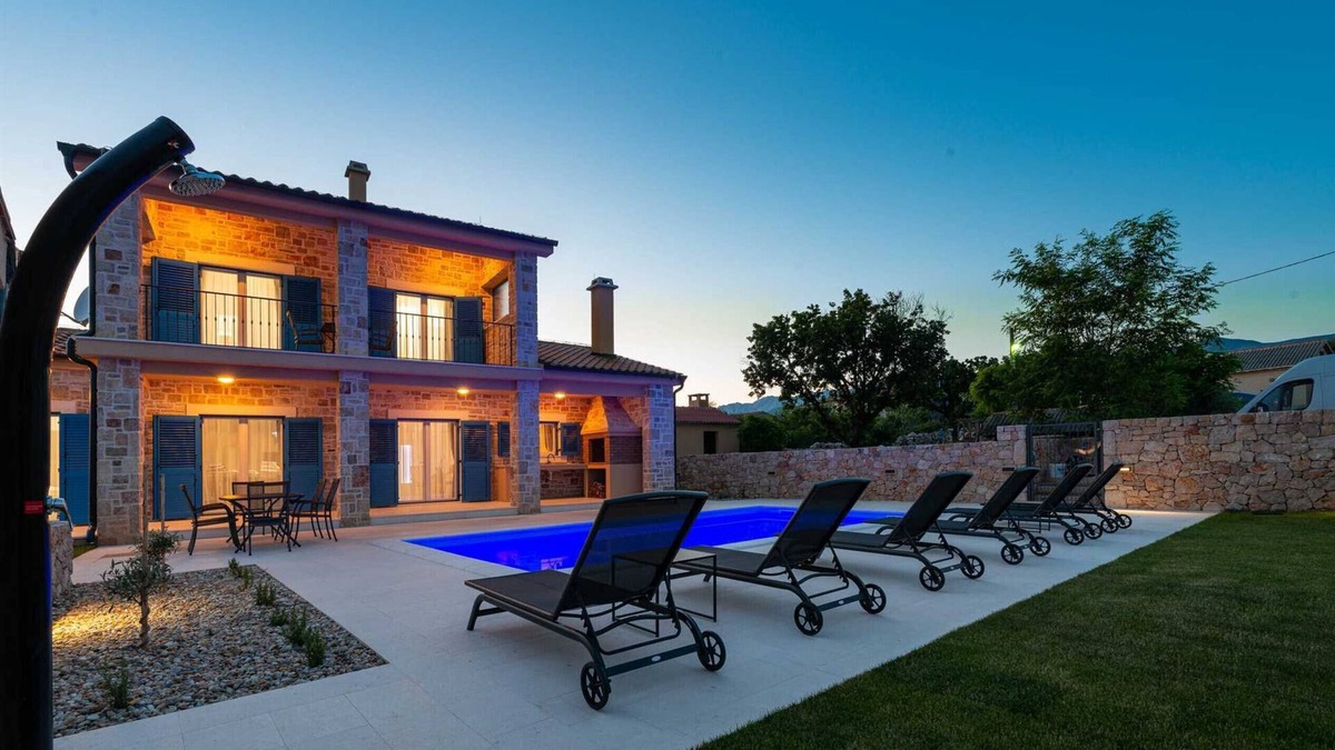 Vinjerac Villa | Luxury Villa Banovi with heated pool adapted for the disabled