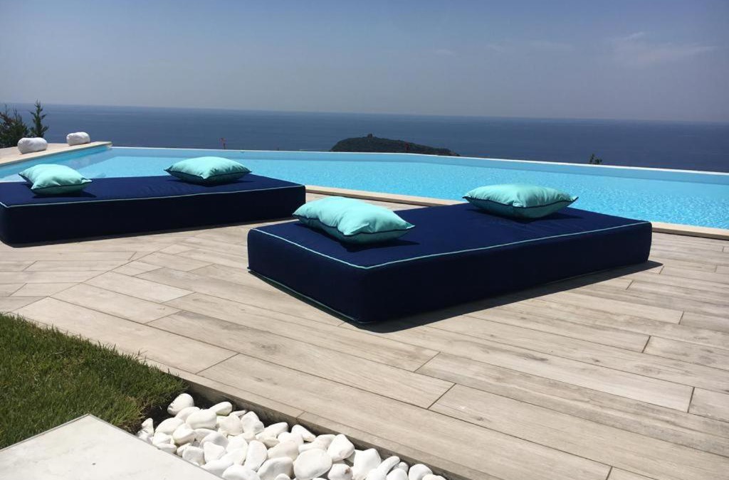 Cucco-Riviere Villa | Luxury villa Blue&Blanc piscina a sfioro isola