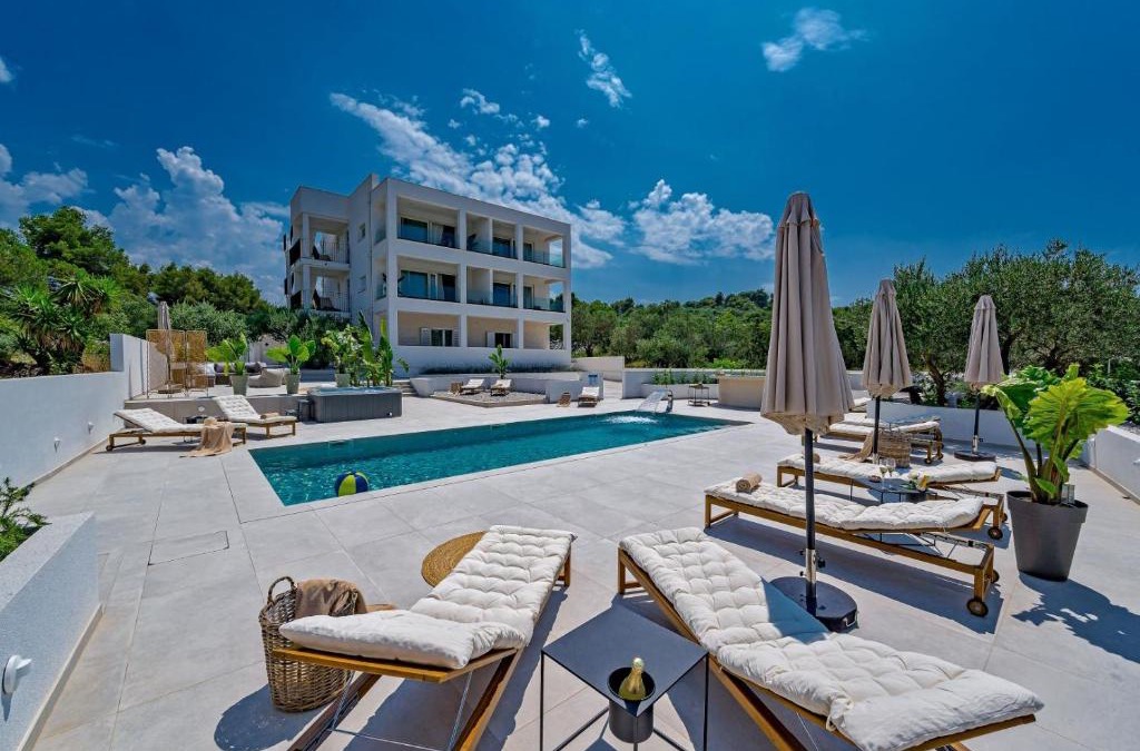 Okrug Gornji House | Luxury Villa Del Sogno with pool, jacuzzi, parking