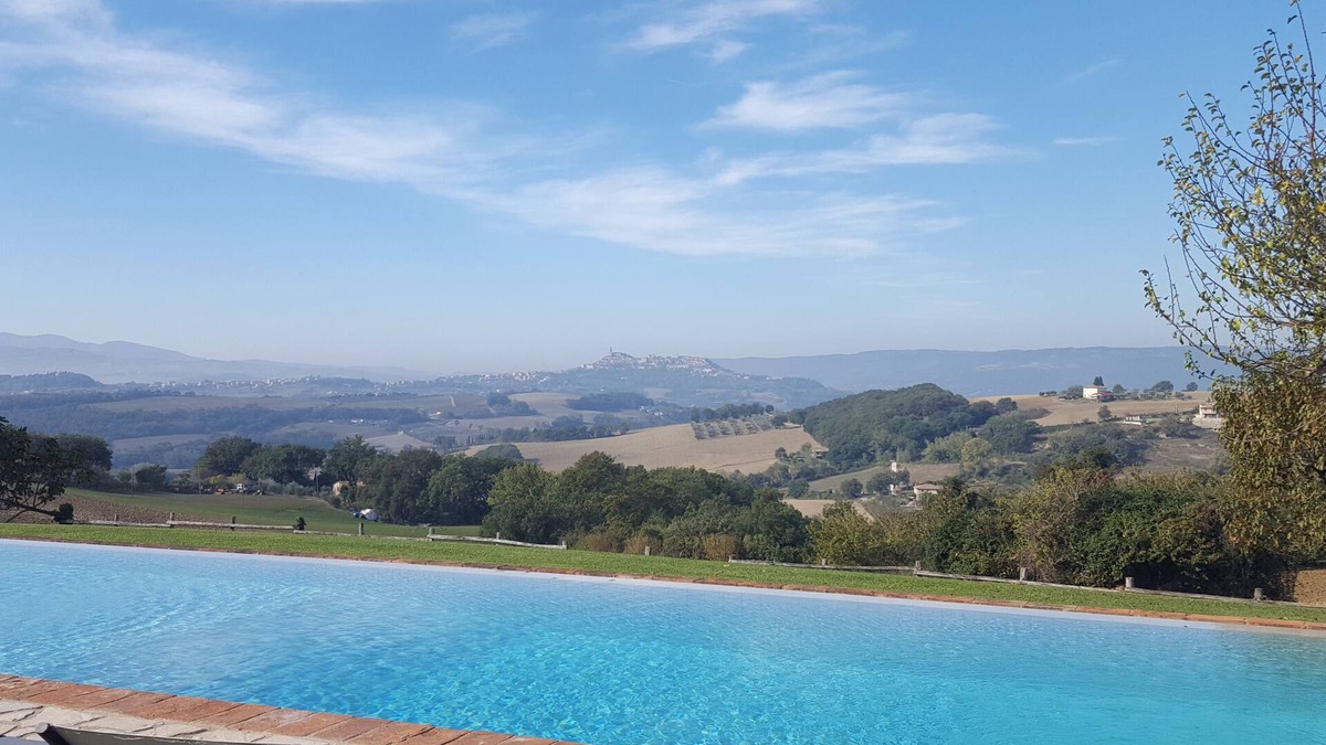 Loreto Villa | Luxury villa for 8 - 16, pool & guest cottages. Maid service, great view of Todi
