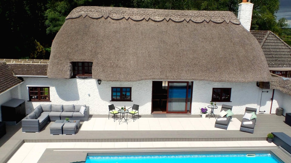 Three Legged Cross Cottage | Luxury villa for 22 people with pool, jacuzzi, large garden and private pub!