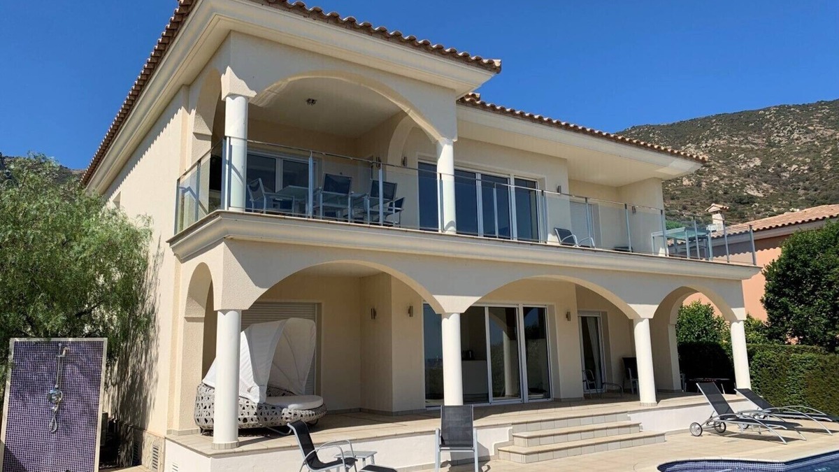 Palau-Saverdera Villa | Luxury villa in a privileged location - sea view -private pool - fibre internet.