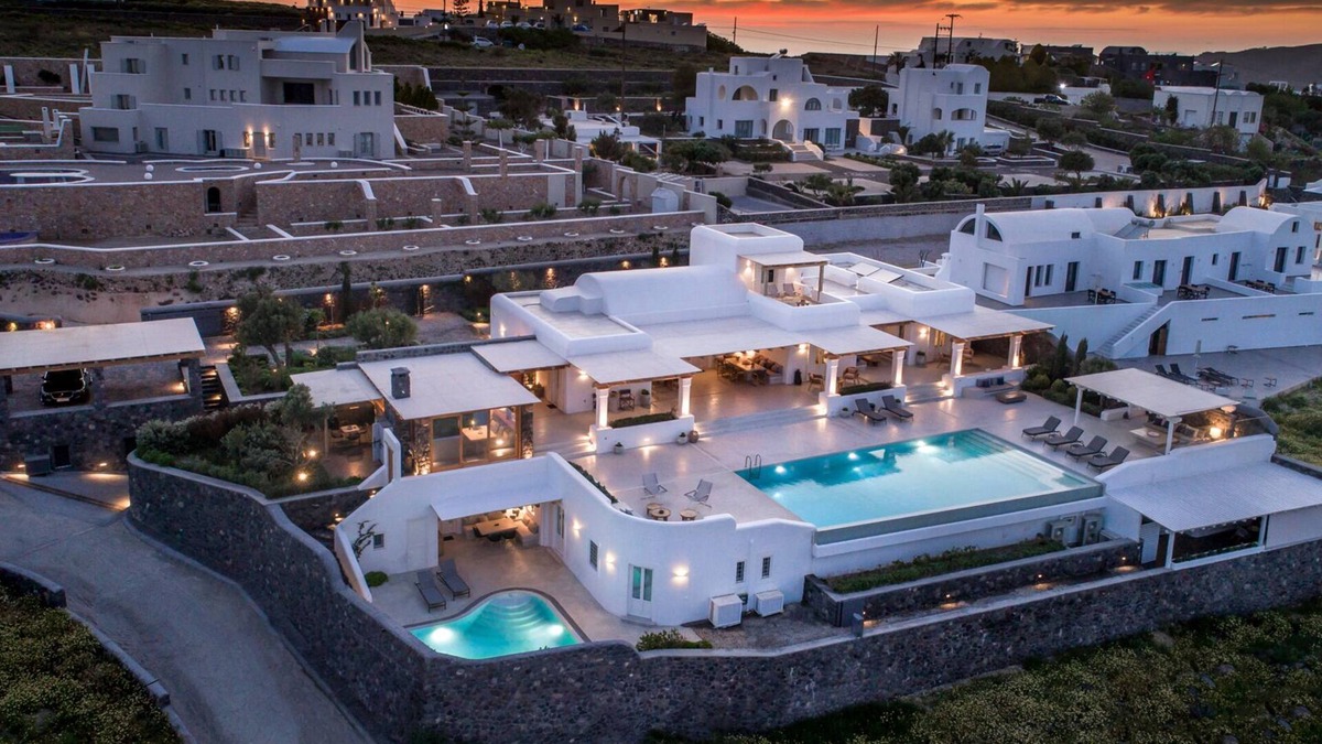 Imerovigli Villa | Luxury Villa in Imerovigli. 8 Bedrooms, accommodates 16 guests. Offers privacy.