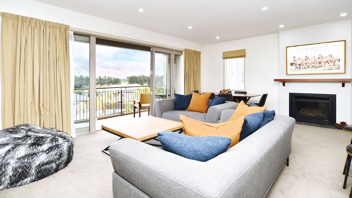 Windwhistle Apartment | Luxury Villa in the Terrace Downs Resort Area