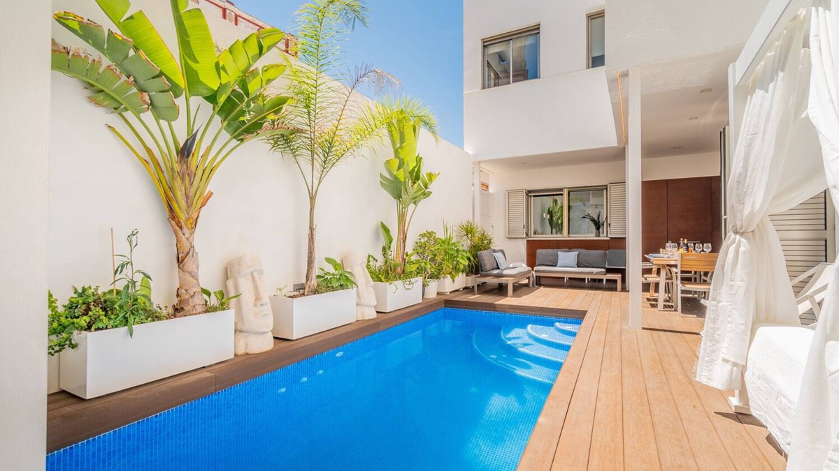 Burjasot Villa | Luxury Villa in Valencia with private pool and cinema roomBig house