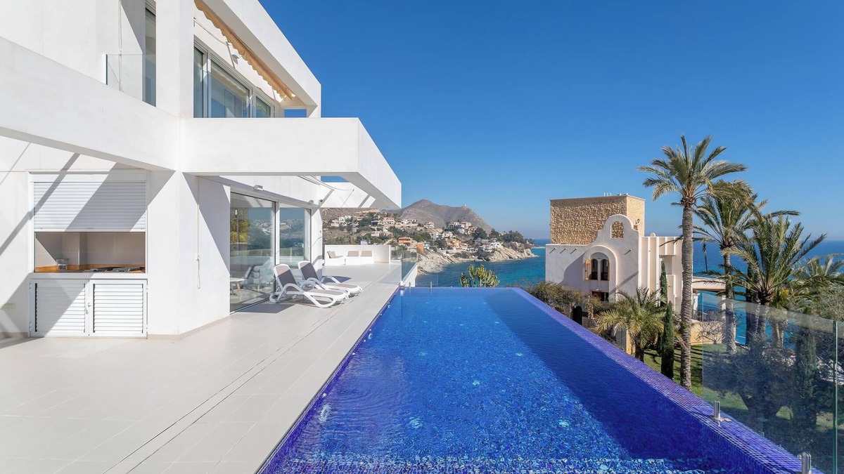 Coveta Fuma Villa | Luxury Villa Lizo with Fabulous View, Pool, Terrace & Wi-Fi