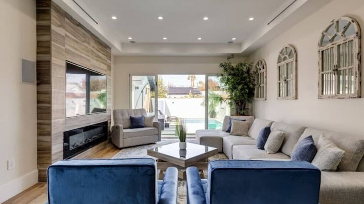 Valley Glen Villa | Luxury Villa Los Angeles 5 BD & Pool