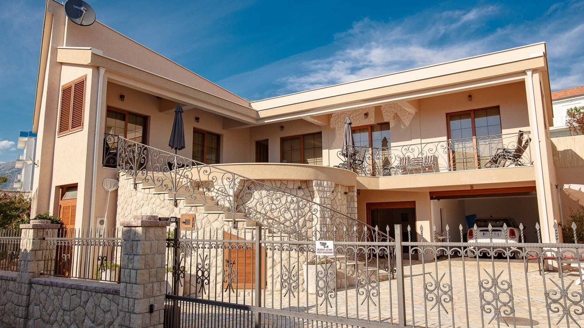 Utjeha Villa | Luxury Villa Napoli Colurful and Bright