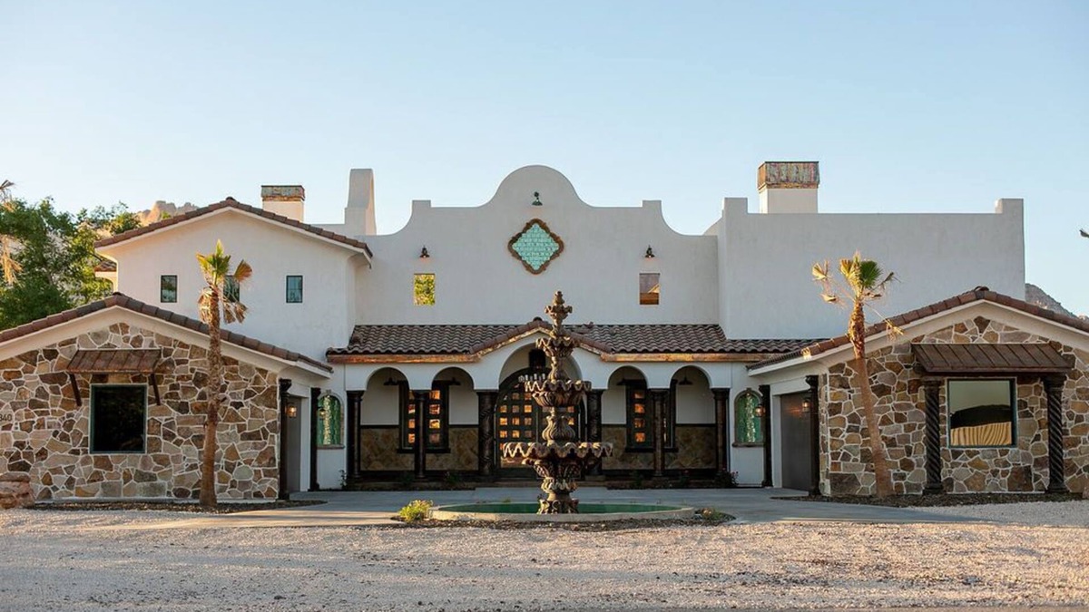 Colorado City Bed & Breakfast | Luxury Villa near Zion National Park | Private Pool, Spa, Sauna, Yard, & more!