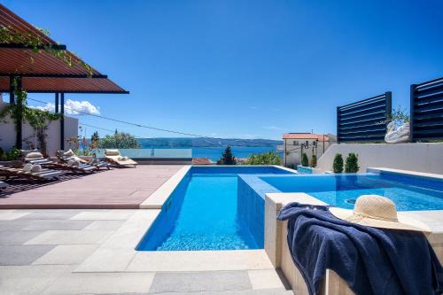 Duce Villa | LUXURY VILLA PARADISE 120m from sandy beach, heated pool, billiard, max 12 pax