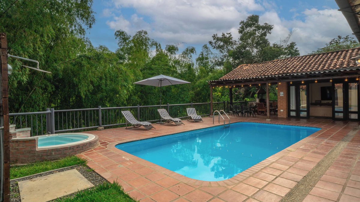 Quimbaya Villa | Luxury Villa Pool Jacuzzi Spa Maid/Cook 5 min from Panaca Park.