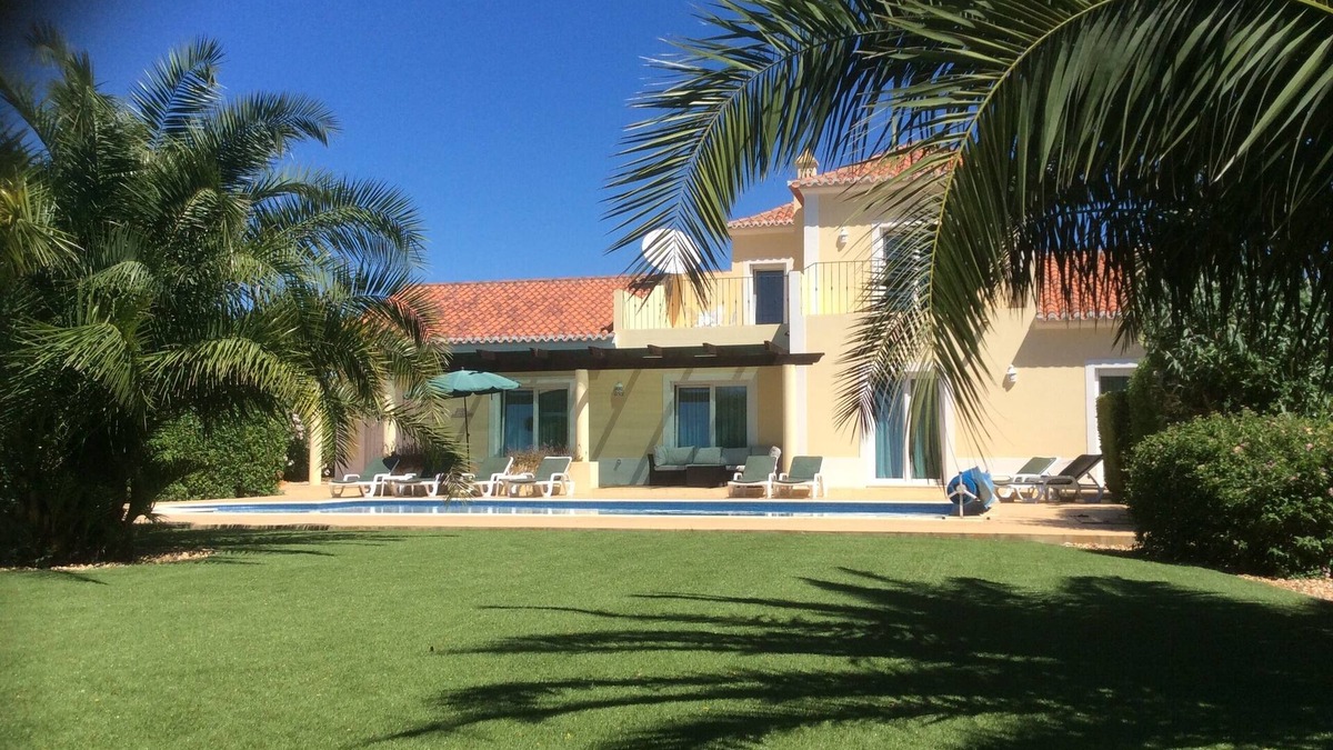 Olhao Villa | Luxury Villa, Private Heated Pool, Air-Con, WiFi, Secure Gated Mature Gardens