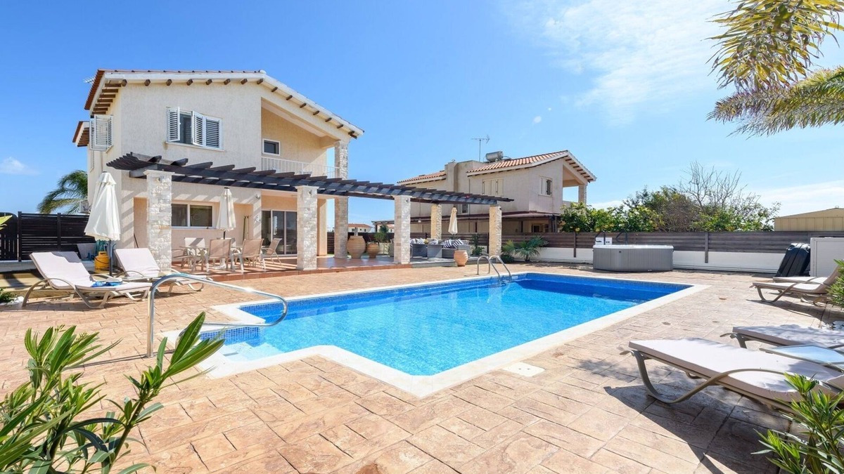Ayia Thekla Villa | LUXURY VILLA private pool (heated late autumn and early spring), jacuzzinn