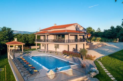 Pican Villa | Luxury Villa Santa Cruz with XL pool and Jacuzzi
