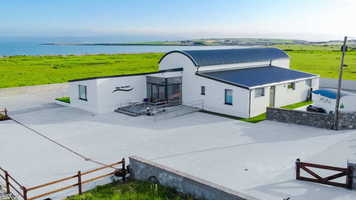 Ballinful Hotel | Luxury Villa, Six En-suite Bedrooms, Paved Path to Sea, Personalised Service.