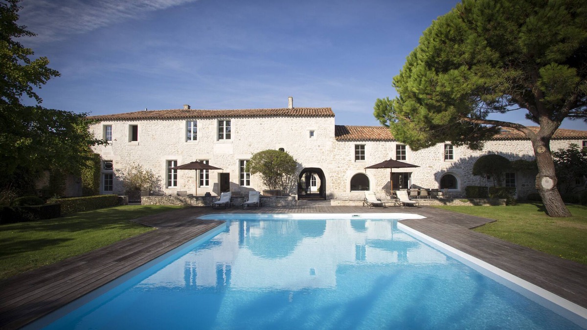 Angoulins House | Luxury Villa, sleeps 24, private pool & gardens, close to beaches & La Rochelle