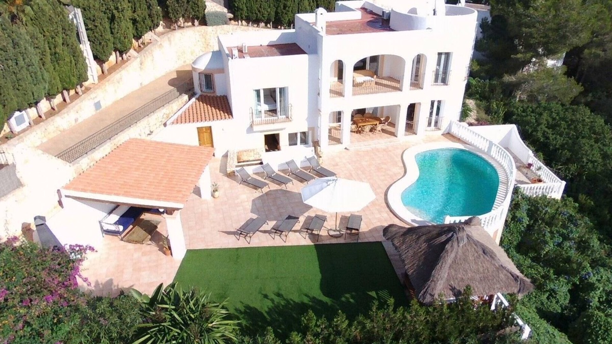 Santa Eulalia del Rio Villa | Luxury Villa sleeps 10-11 people - near Beach and Village