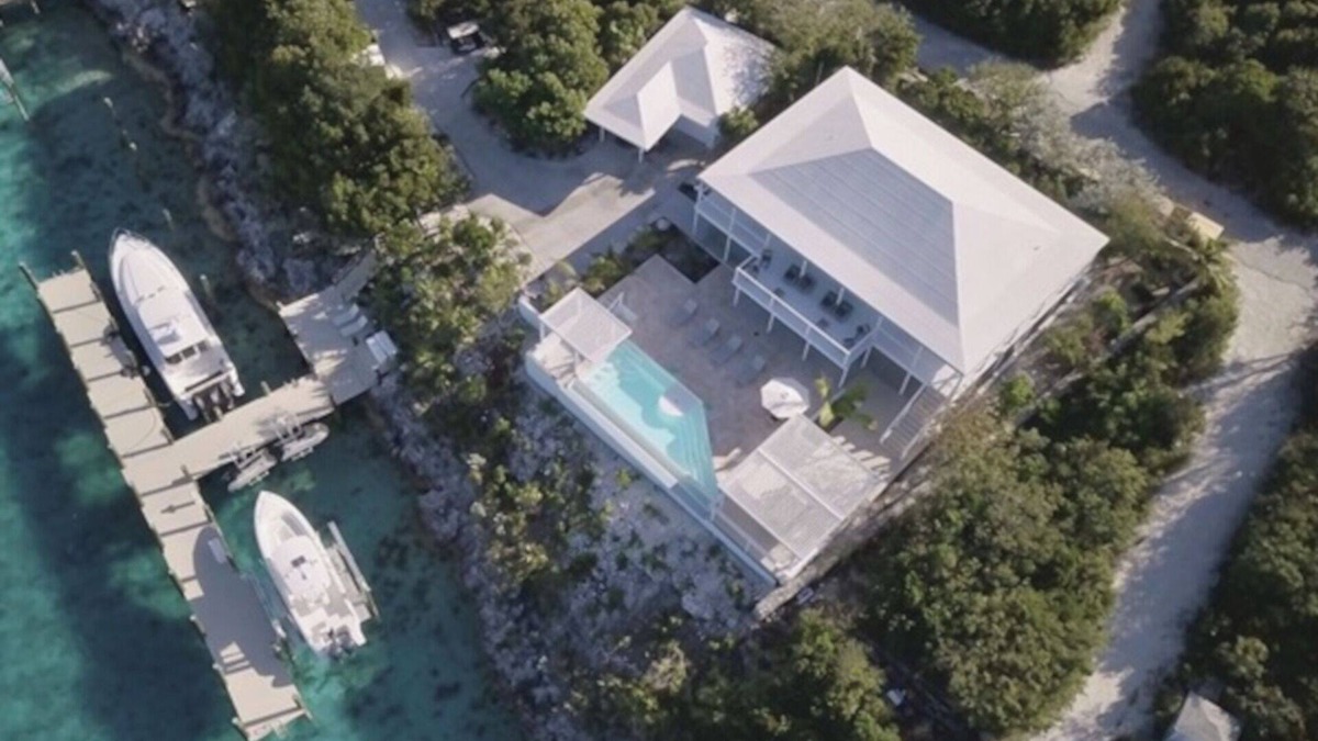 Staniel Cay Villa | Luxury Villa w/Swim Up Pool Bar Outdoor Kitchen & Dockage for the Yacht