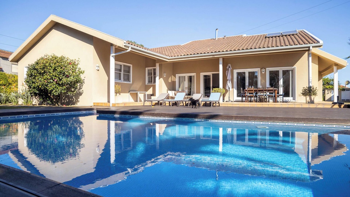 Povoa De Varzim Villa | Luxury villa with pool close to the beach
