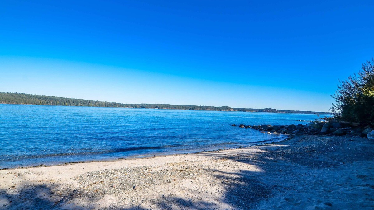 Campbell River Villa | Luxury Villa With Hot Tub & Private Sandy Beach.
