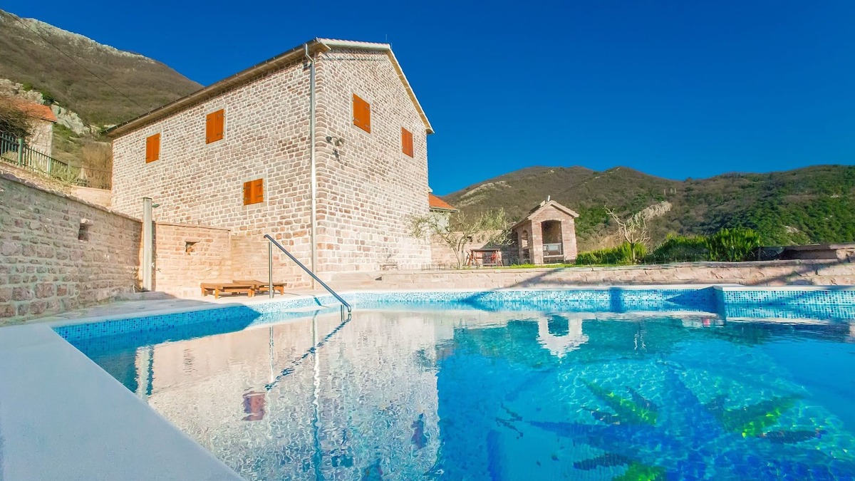 Tomicici Villa | Luxury villa with stunning views. 3 Bedrooms▪6 Sleeps ▪2 Bathrooms ▪Private pool