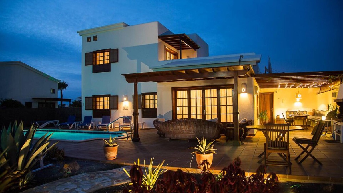 Montana Roja Villa | Luxury Villa with Private Heated Pool, WiFi and Wonderful Sea and Mountain Views
