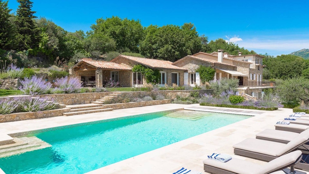 Le Rouret Villa | Luxury villa with stunning sea views in quiet location