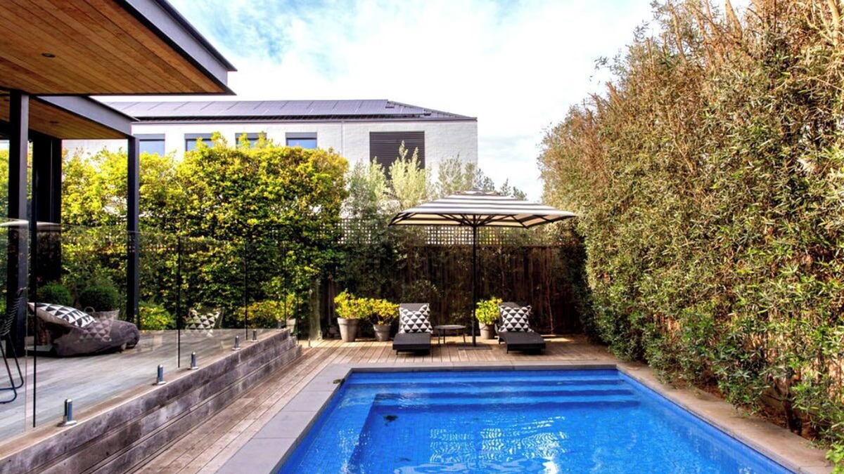 Glen Iris House | Luxury Villas Kellenera (With Heated Pool and Car Parking)