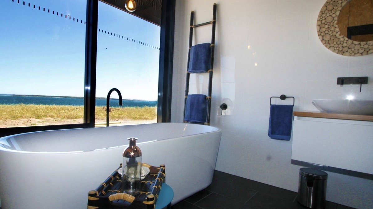 Finlayson Bed & Breakfast | Luxury villas overlooking Perlubie Beach on the Eyre Peninsula.