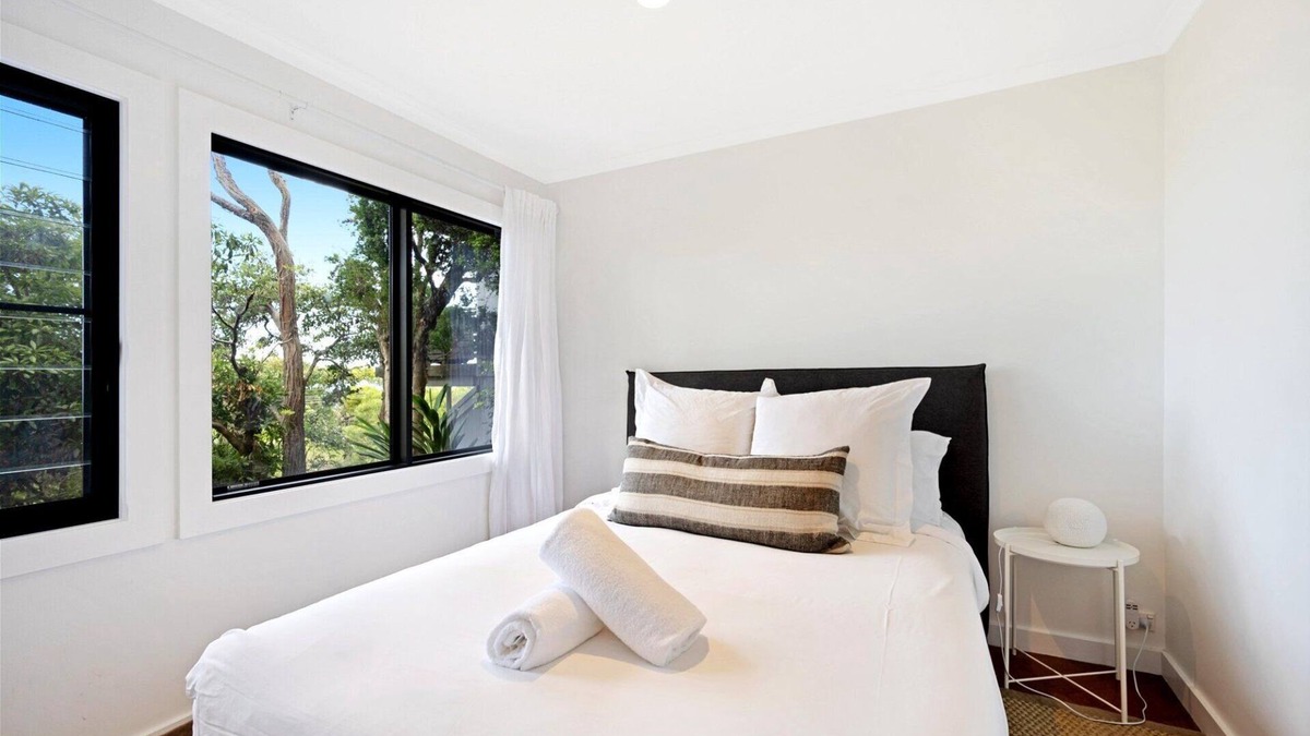 Hardys Bay House | Luxury Villas The Bach at Grandview (Walk to the beach)