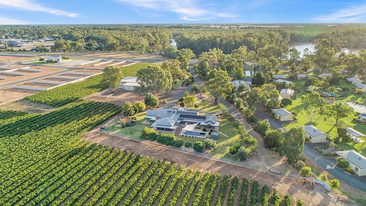 Moama House | Luxury Vineyard Estate | Pool | 5 Bedrooms