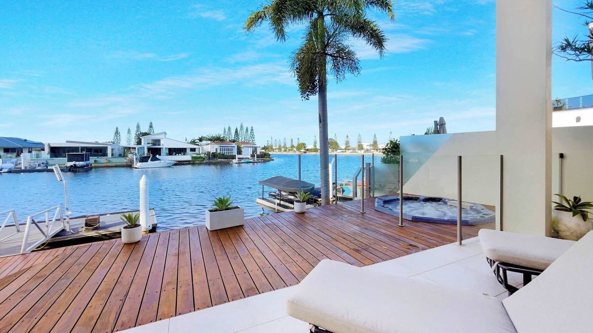 Pelican Waters House | Luxury Waterfront 3 Bedroom Escape on Canal