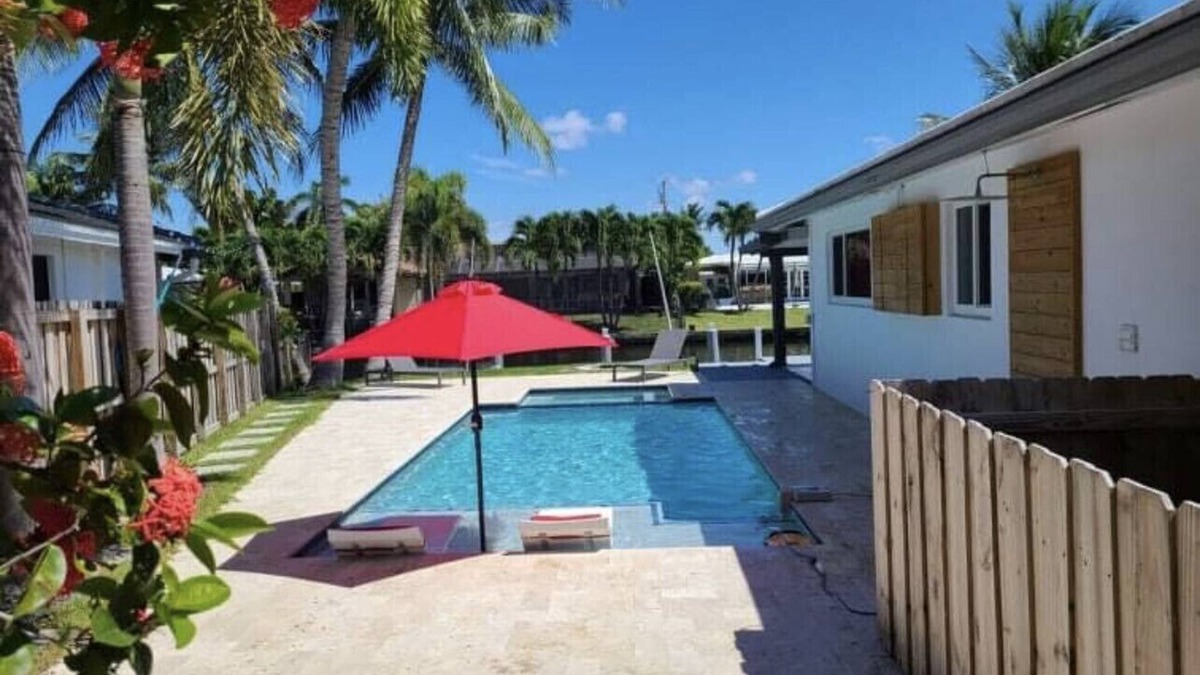 Imperial Point House | Luxury Waterfront Vacation Home! Heated Pool and Hot tub/Jacuzzi,5min to Beach