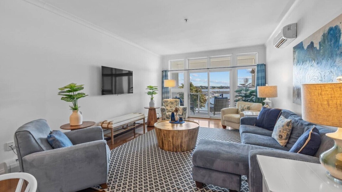 Queens Square Condo | Luxury Waterfront 3 Bdrm Condo Downtown Ch'town