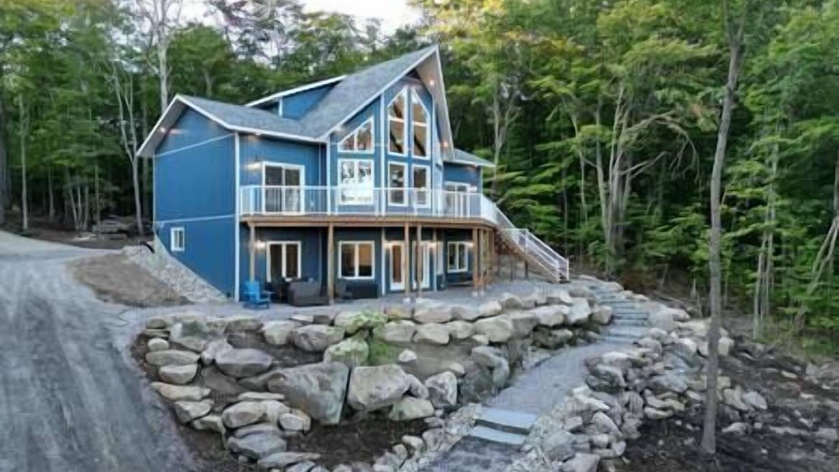 Armour House | Luxury Waterfront Cottage on Little Doe Lake