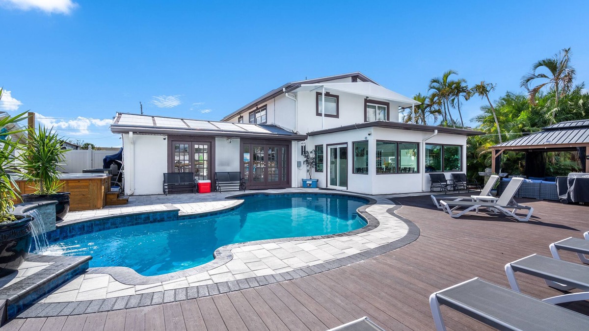 Bay Crest Park House | Luxury Waterfront Home DOCK POOL JACUZZI KAYAKS