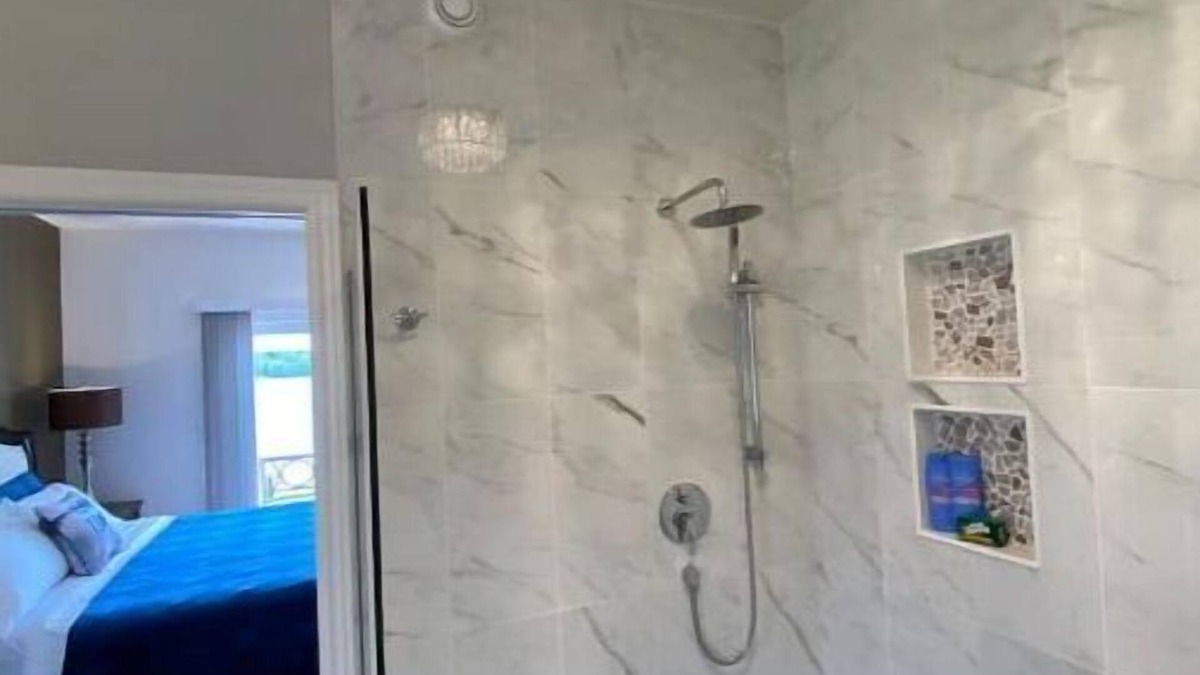 Amherstview House | Luxury Waterfront Kingston