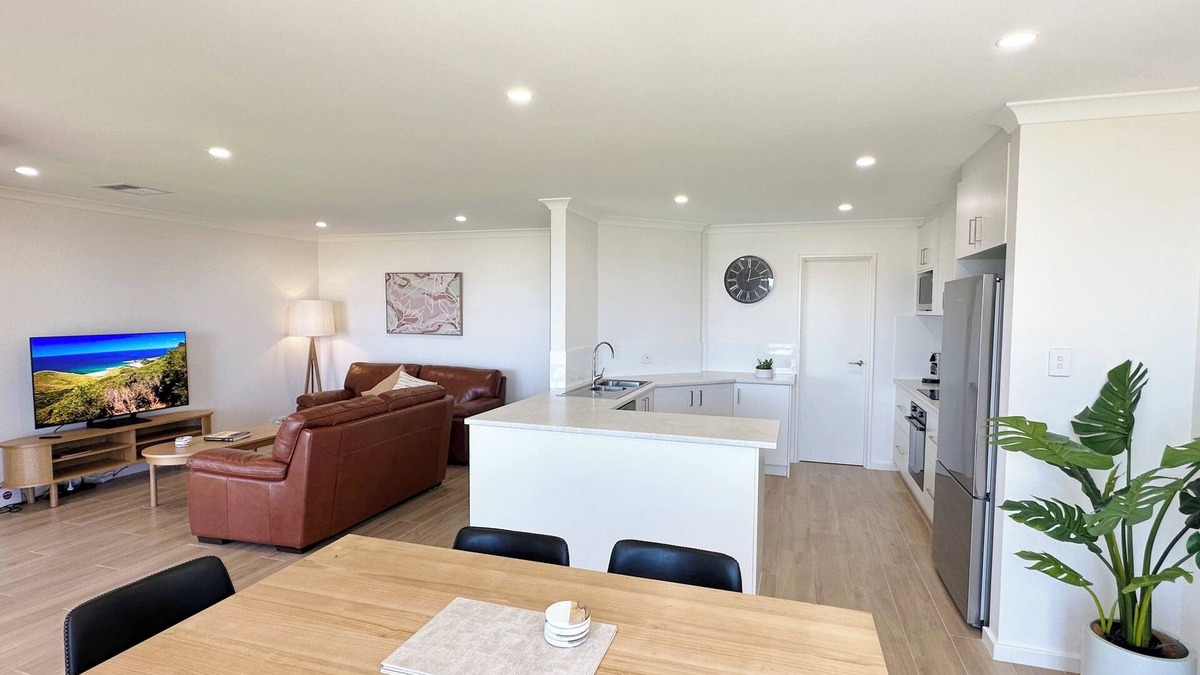 Kalbarri Villa | Luxury Waterfront | Sleeps 4 | Resort Pool | Wifi