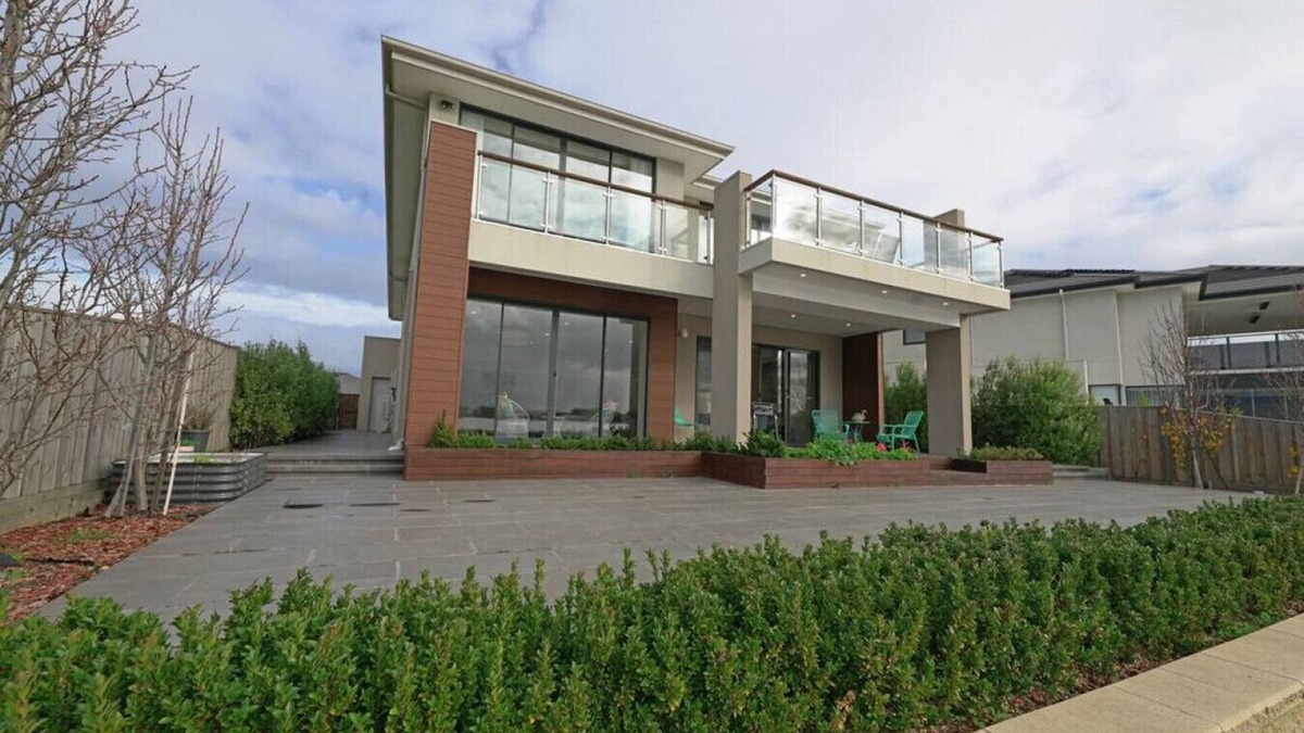 Sanctuary Lakes Villa | Luxury Waterfront Spacious House BBQ Lakes View